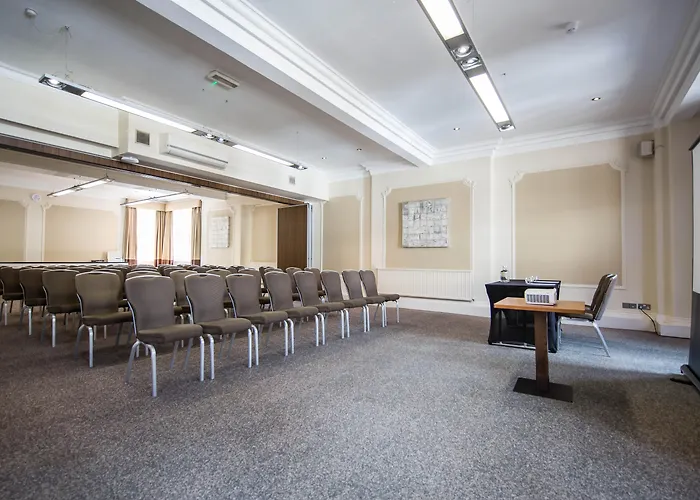 Top Hotels Close to Leeds Arena